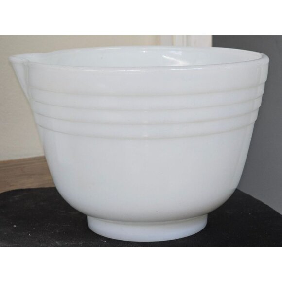 Pyrex Ribbed Mixing Bowl #37 with Spout White Milk Glass - Picture 2 of 8